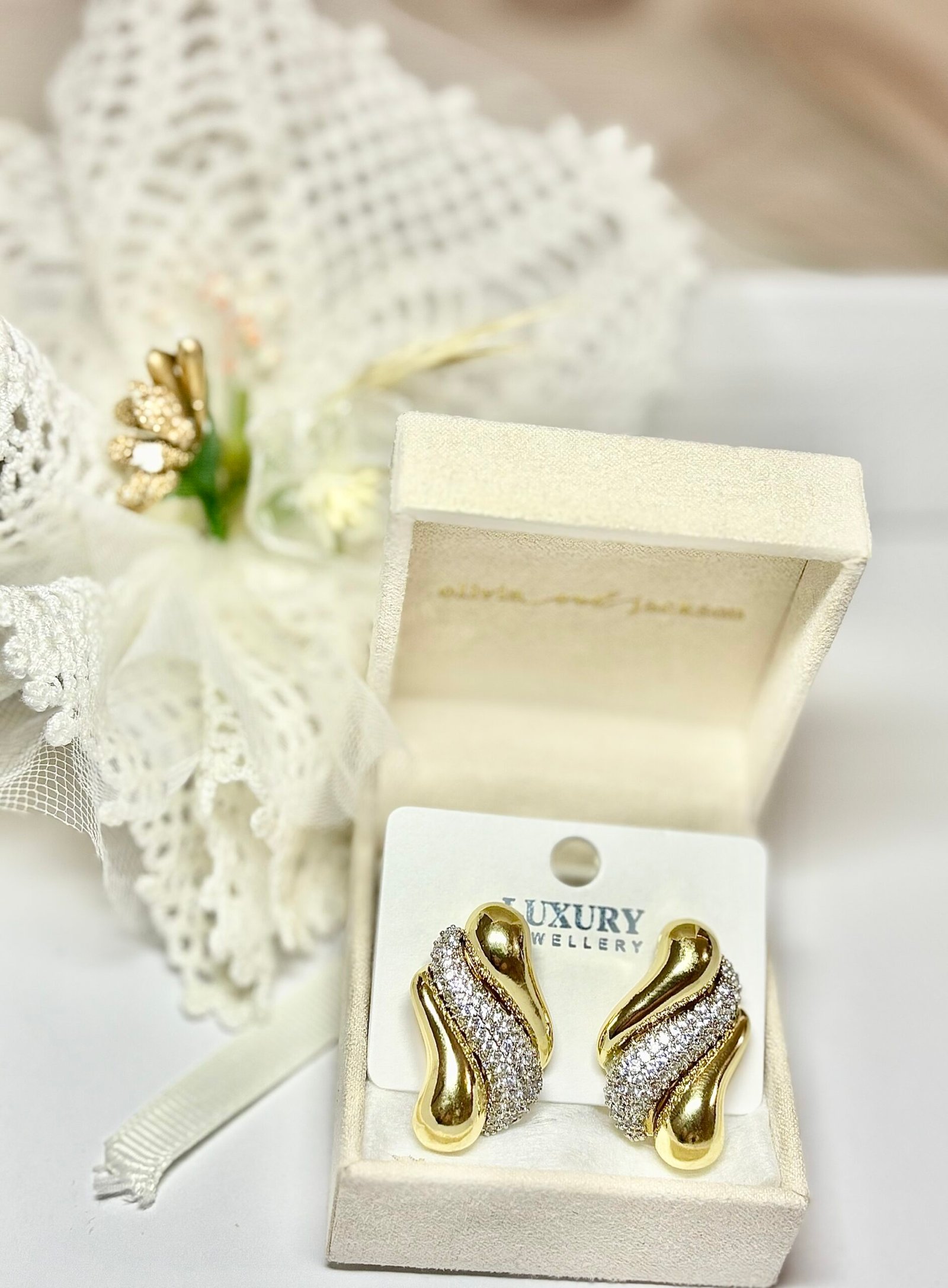 Luxuriöse Ohrringe mit Zirkonia und elegantem Wellen-Design – Bild 2