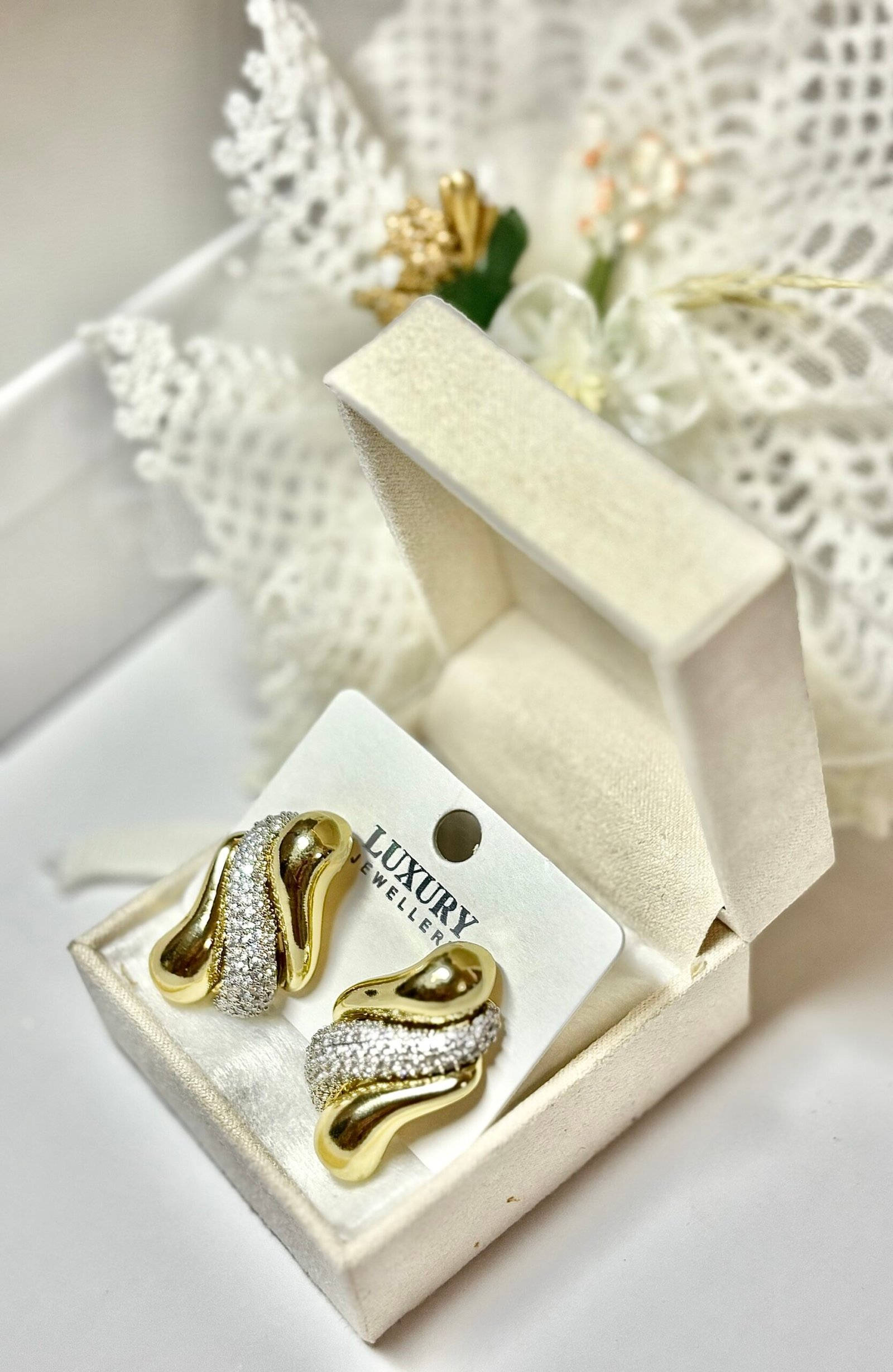 Luxuriöse Ohrringe mit Zirkonia und elegantem Wellen-Design