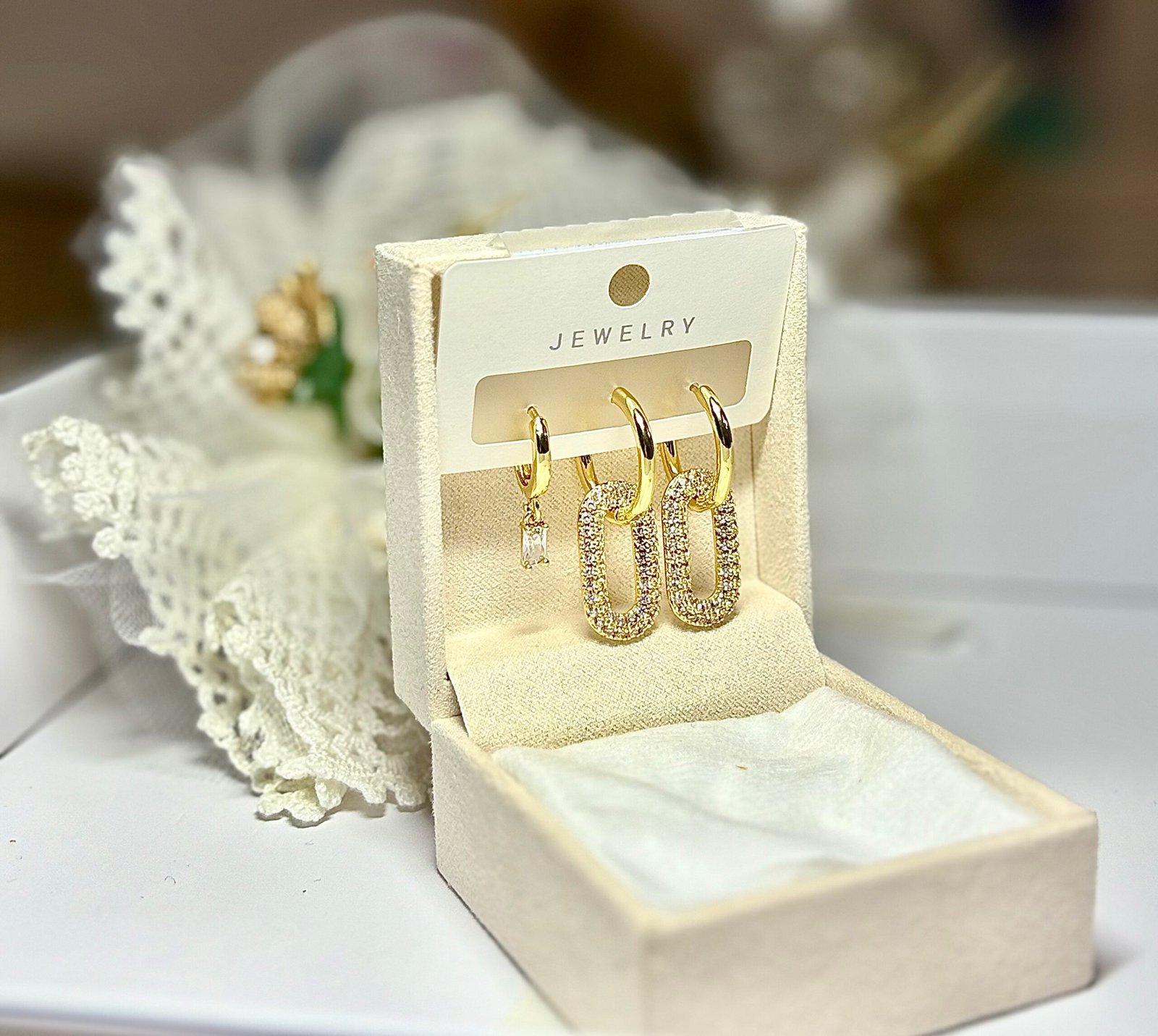 Asymmetrische goldfarbene Ohrringe mit funkelnden Zirkonia-Steinen – Bild 3