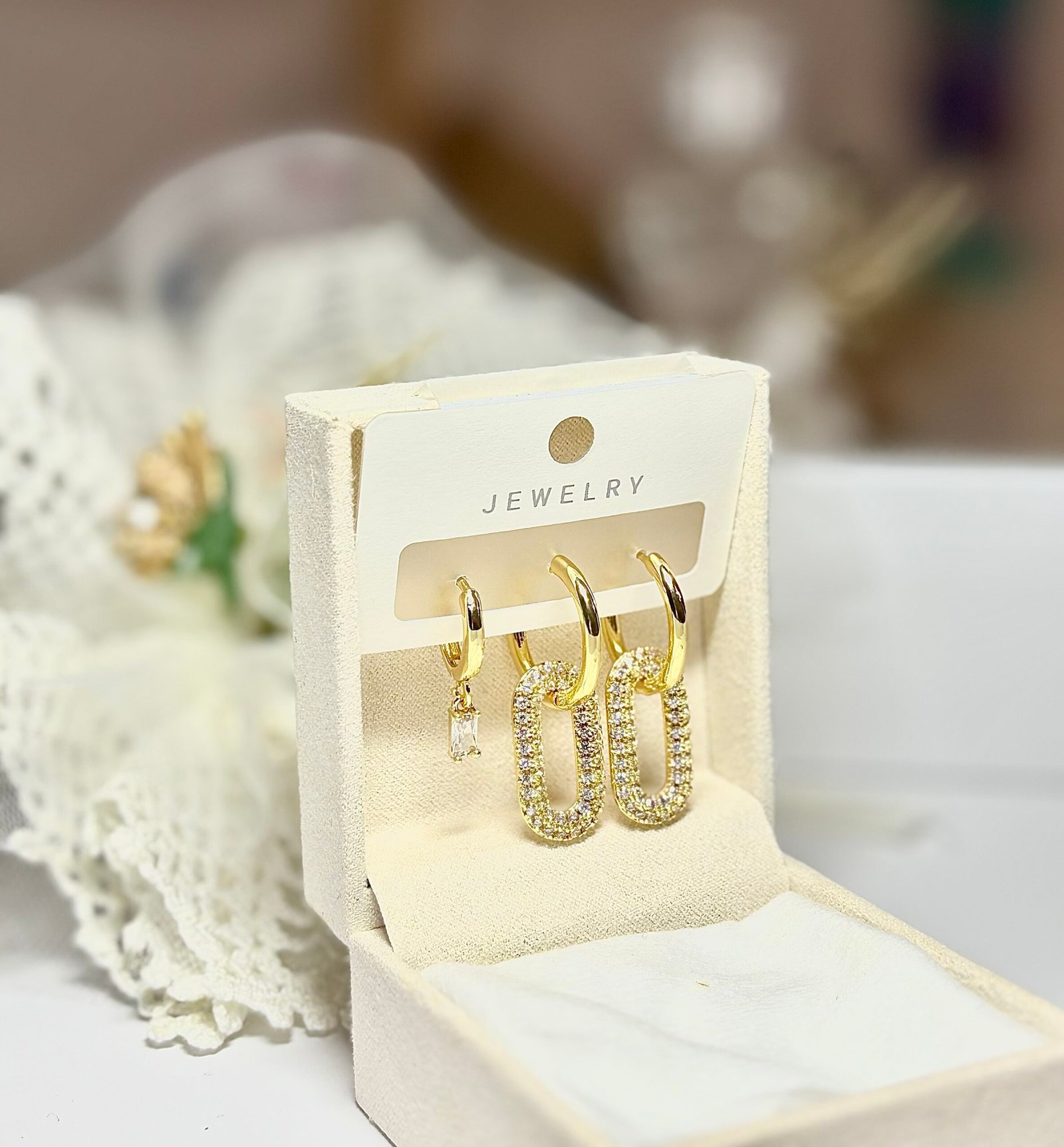 Asymmetrische goldfarbene Ohrringe mit funkelnden Zirkonia-Steinen – Bild 4