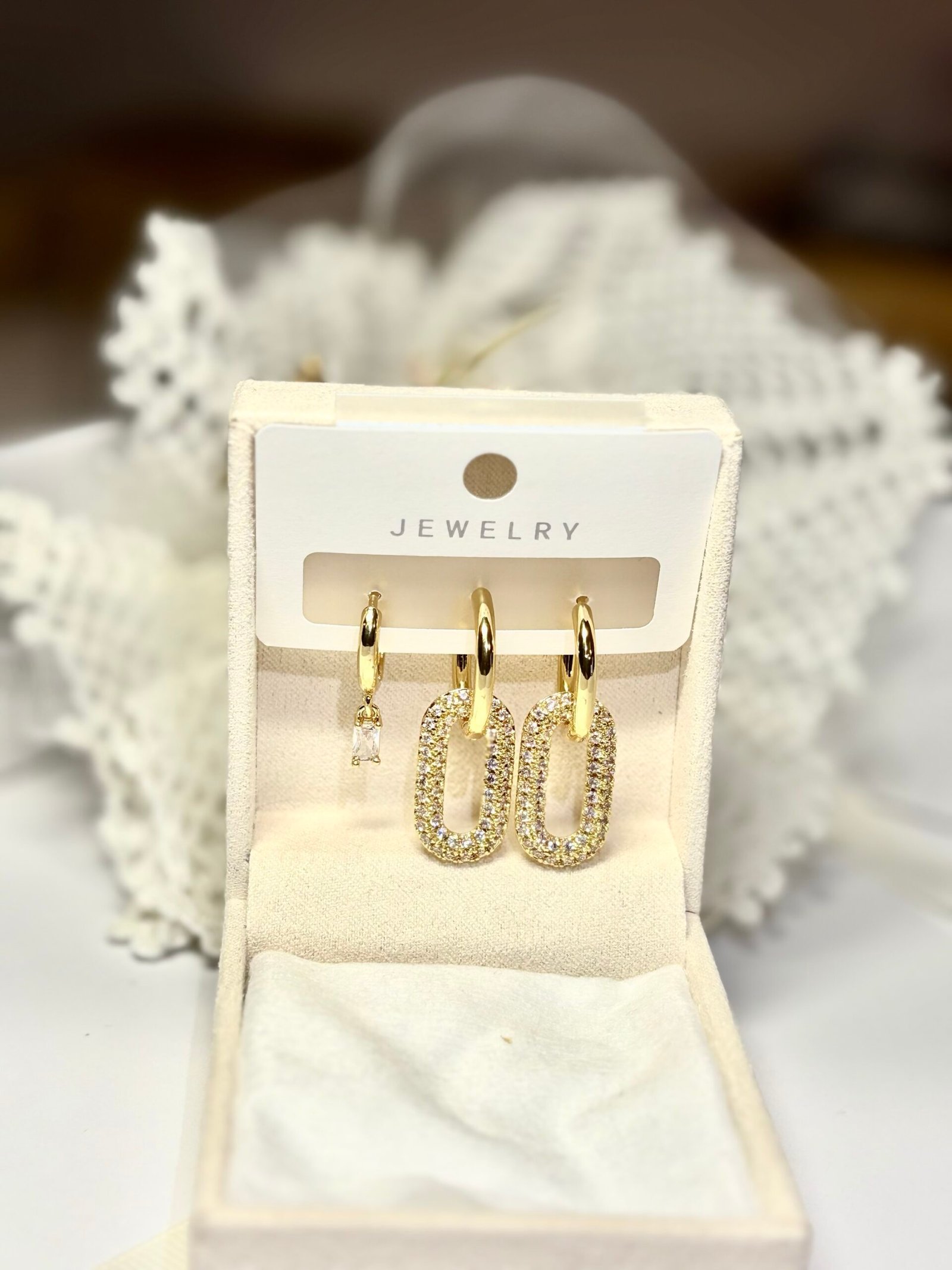 Asymmetrische goldfarbene Ohrringe mit funkelnden Zirkonia-Steinen – Bild 2