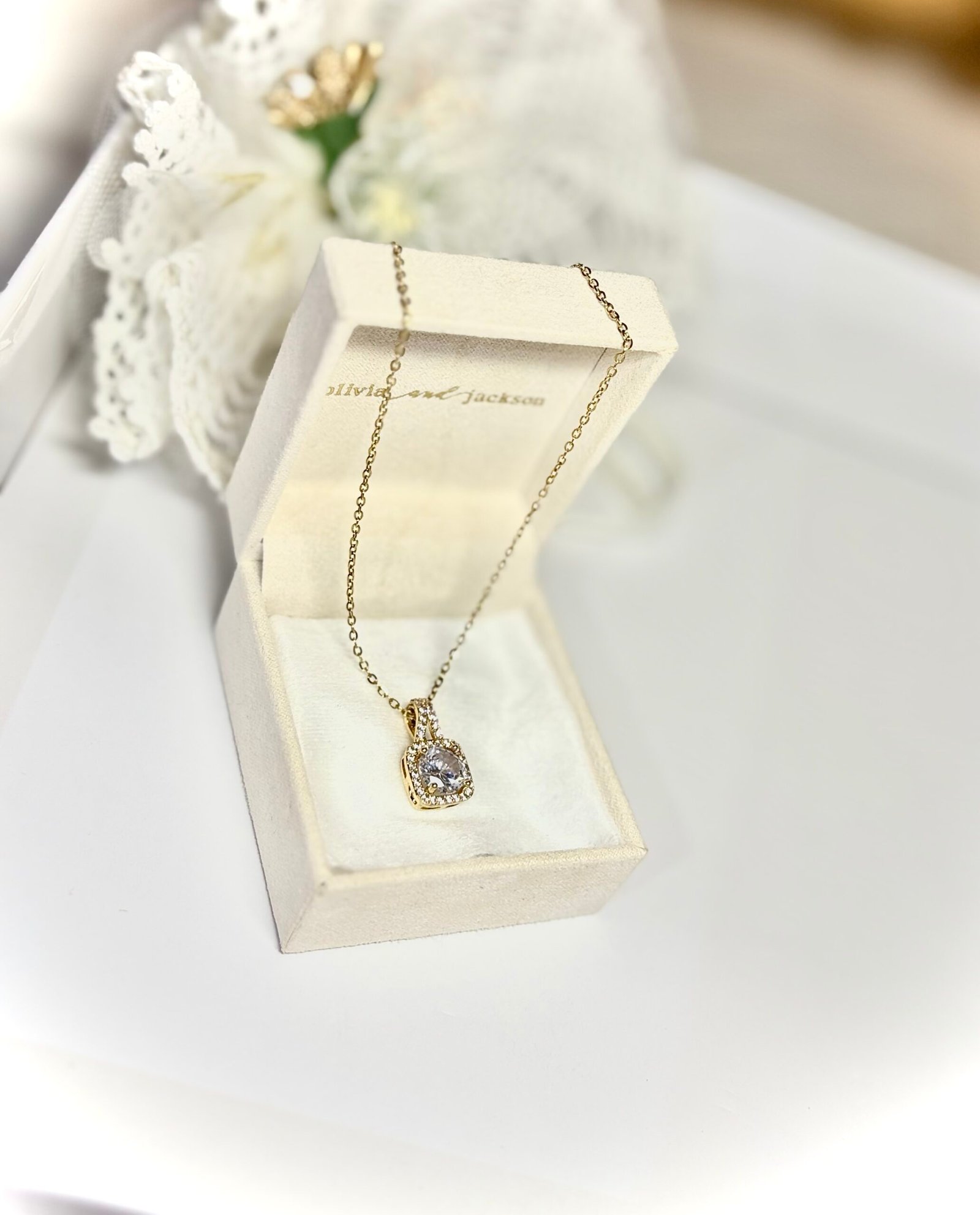 Edelstahl Halskette mit funkelndem Kristallanhänger