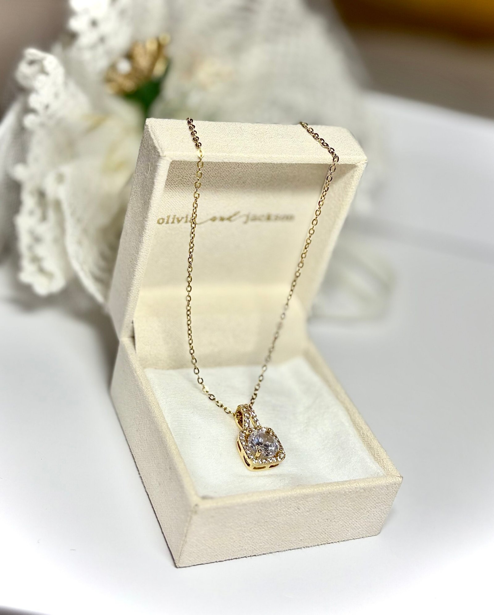 Edelstahl Halskette mit funkelndem Kristallanhänger – Bild 3