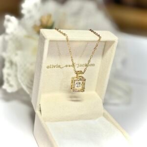 Halskette mit funkelndem Würfel-Anhänger