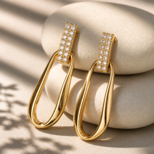 Moderne Gold Ohrringe Damen im offenen Oval-Design mit funkelnden Zirkonia