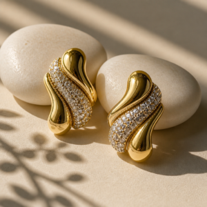 Elegante Gold Ohrringe Damen mit Wellen-Design und funkelnden Zirkonia