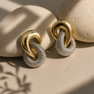 Elegante Twist Ohrringe in Gold und Silber mit modernem Design. Stilvolle Statement-Ohrringe für Alltag, Business und besondere Anlässe.