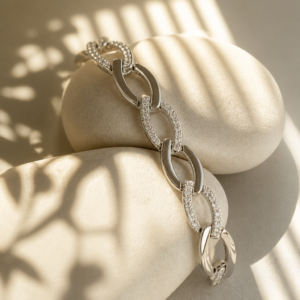Elegantes Gliederarmband mit funkelnden Zirkonia in Silberoptik